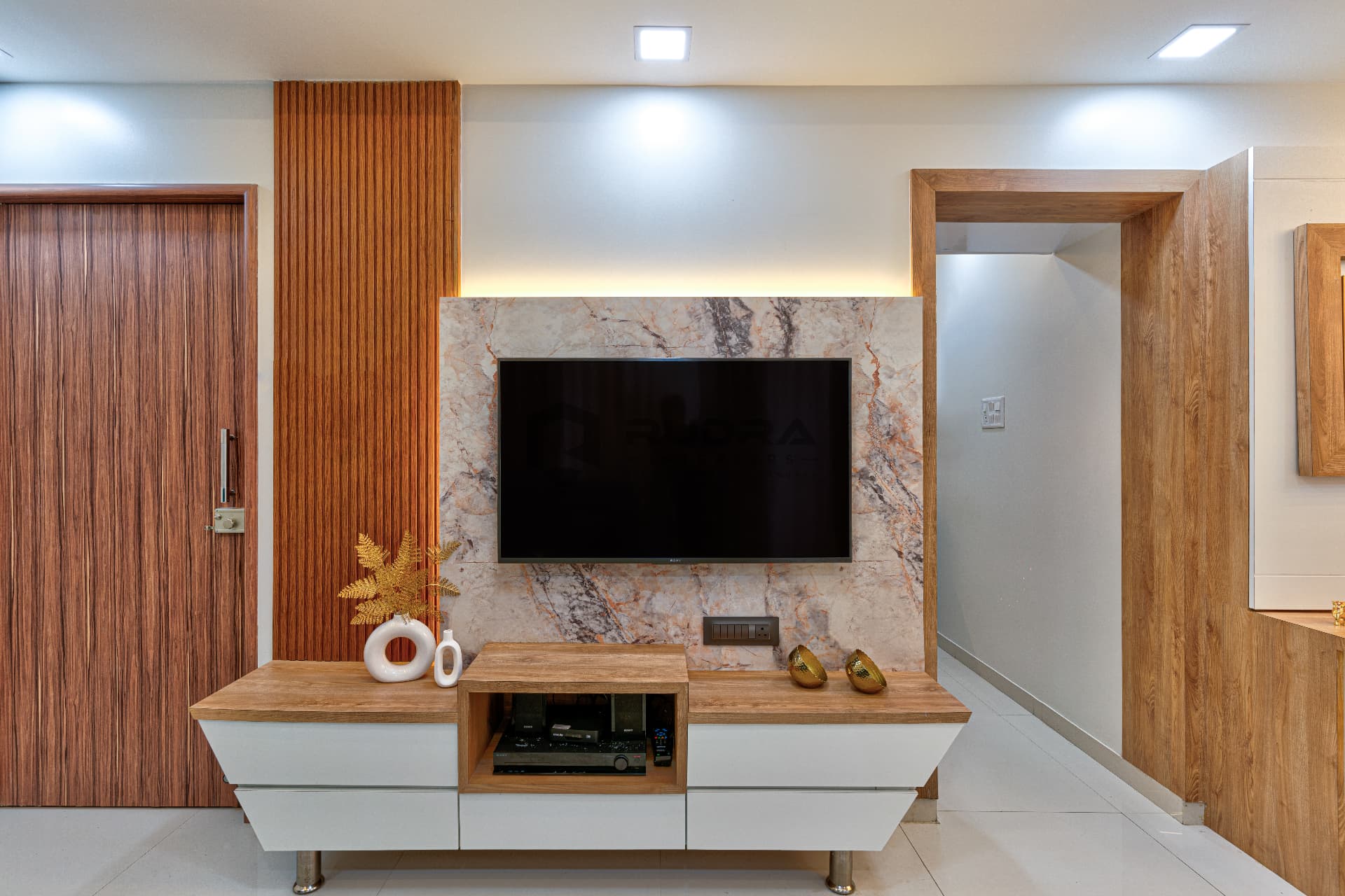 Living room TV unit with marble cladding and fluted wood panelling